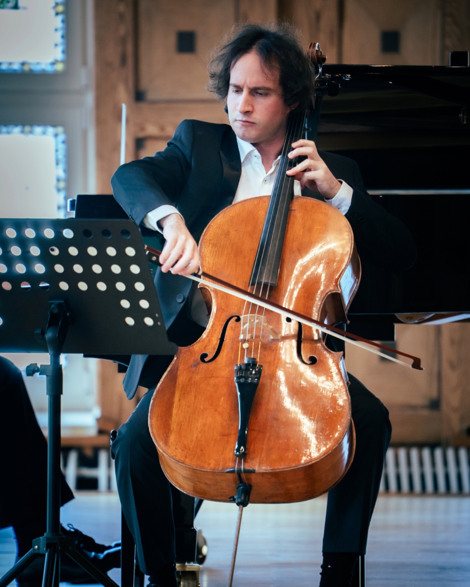 Violončelininkas konkurso pasirodymo metu
